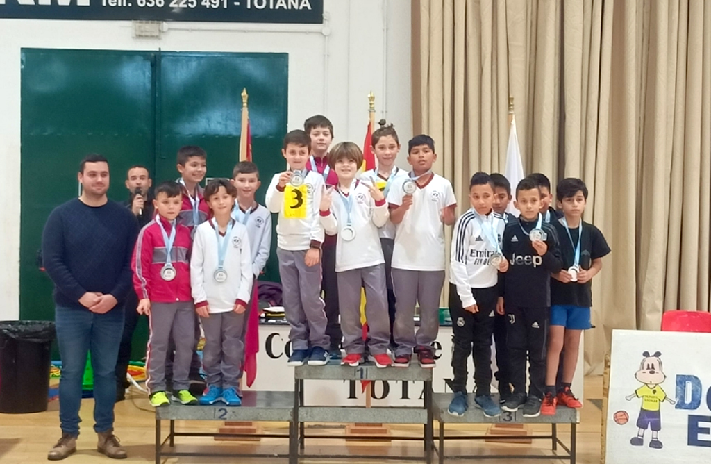 Nueve equipos de tres colegios locales participan en la Jornada Local de Jugando al Atletismo de Deporte Escolar